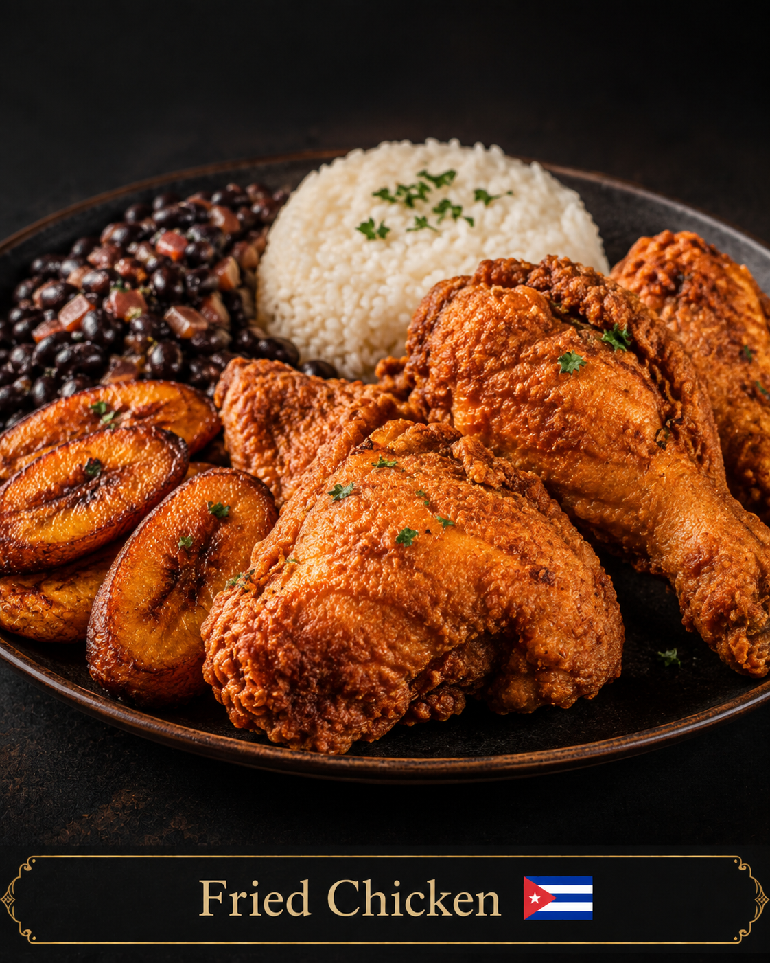 Pollo frito crujiente con arroz, frijoles negros y plátanos maduros