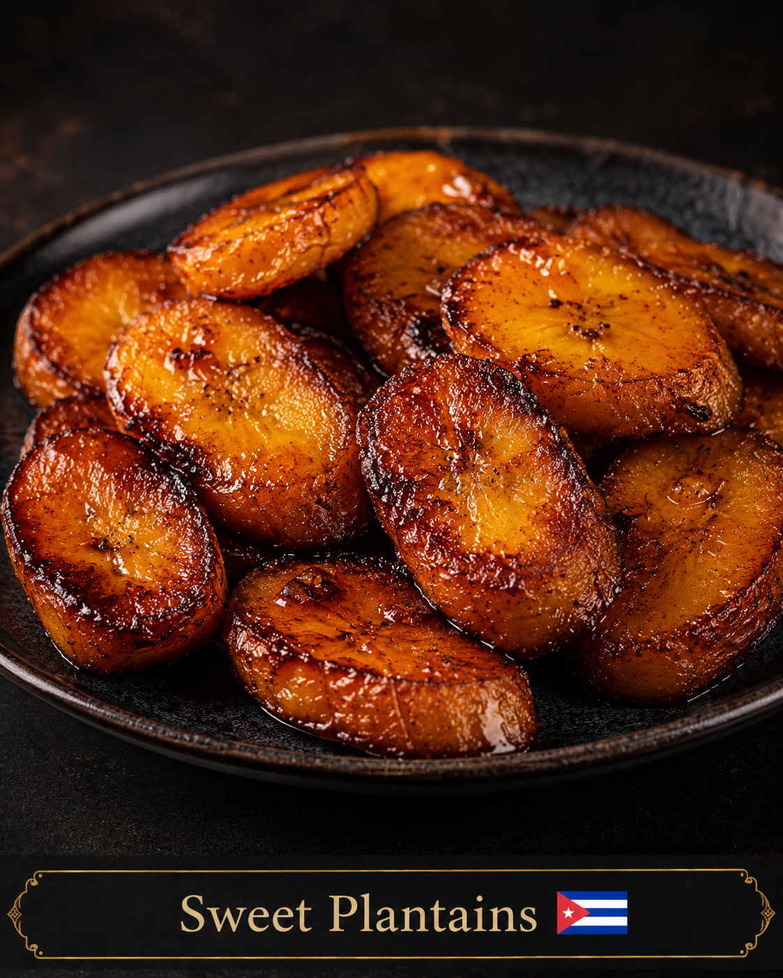 Plátanos maduros fritos y caramelizados en un plato oscuro