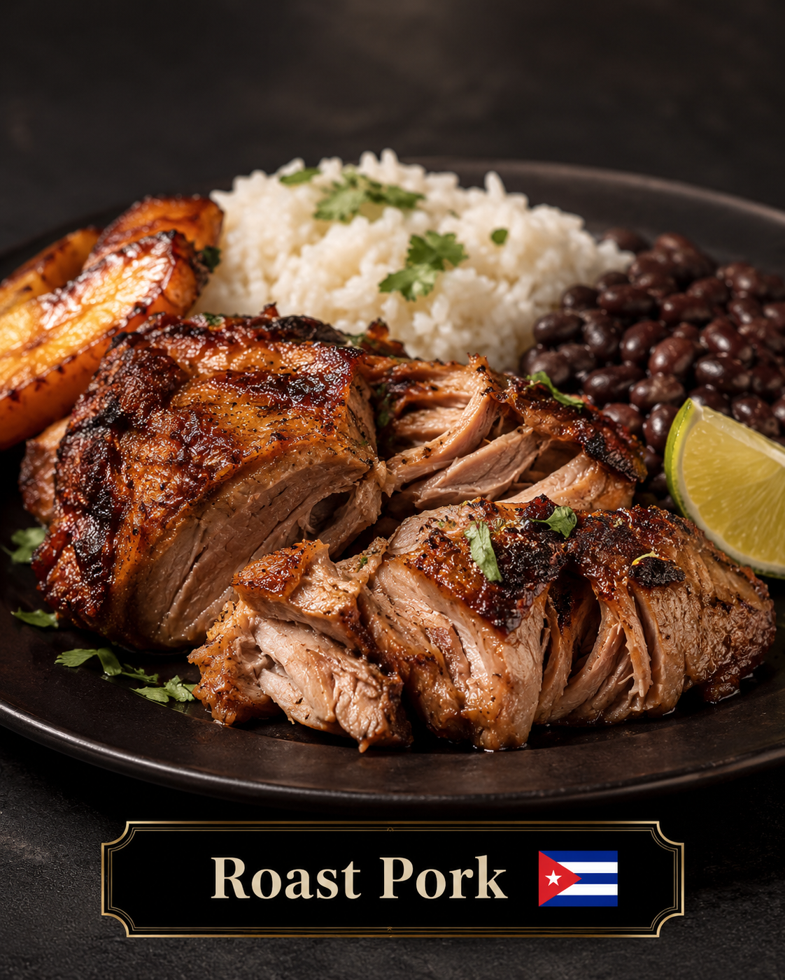 Lechón asado en lonjas con arroz, frijoles negros y plátano frito