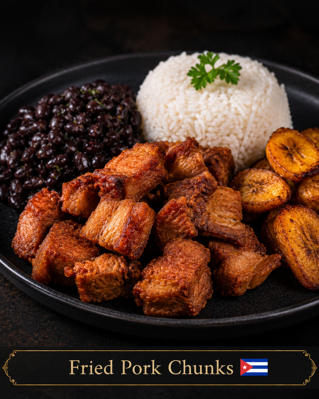 Masitas de puerco fritas con arroz, frijoles negros y plátanos maduros