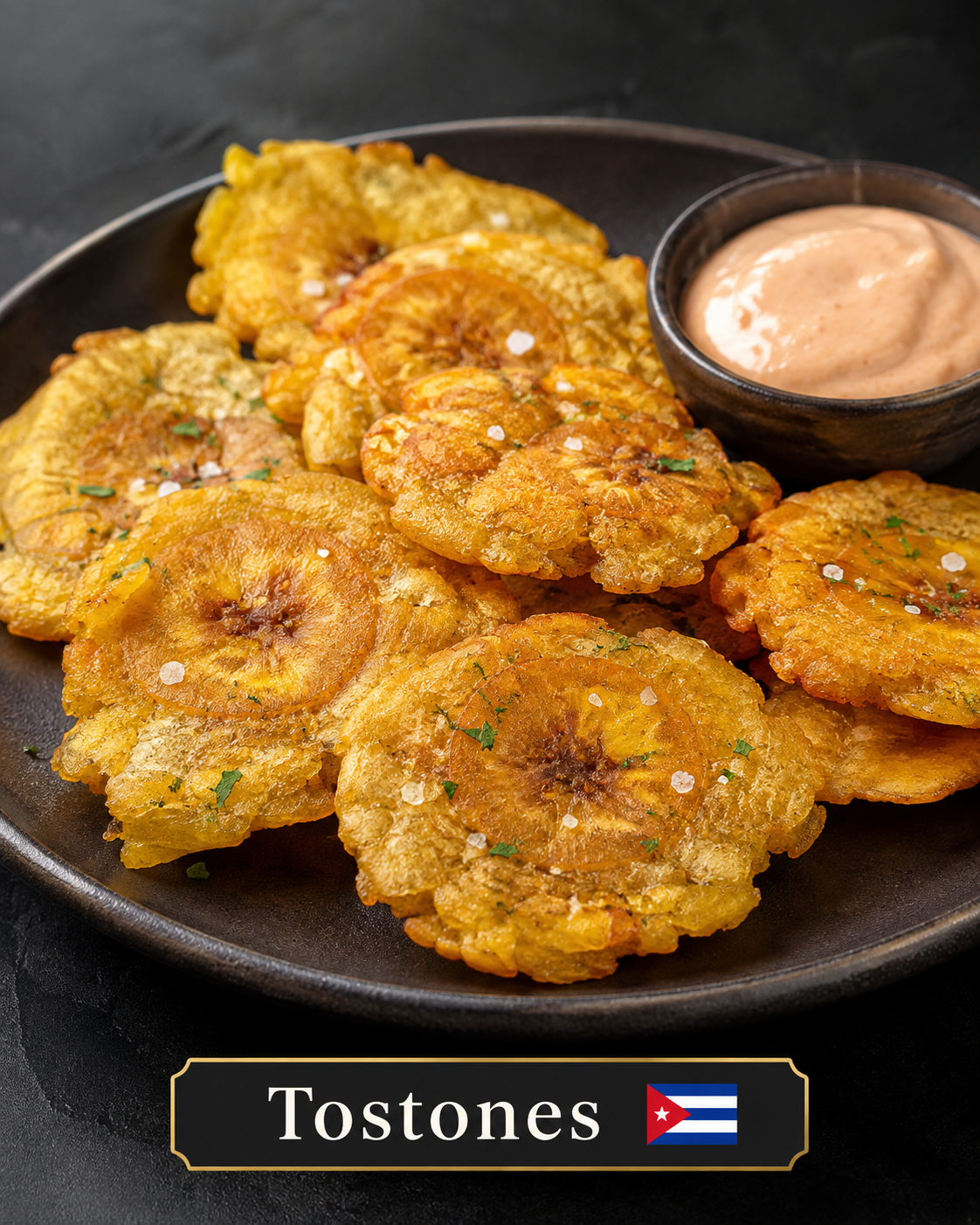 Tostones de plátano frito con salsa cremosa para mojar
