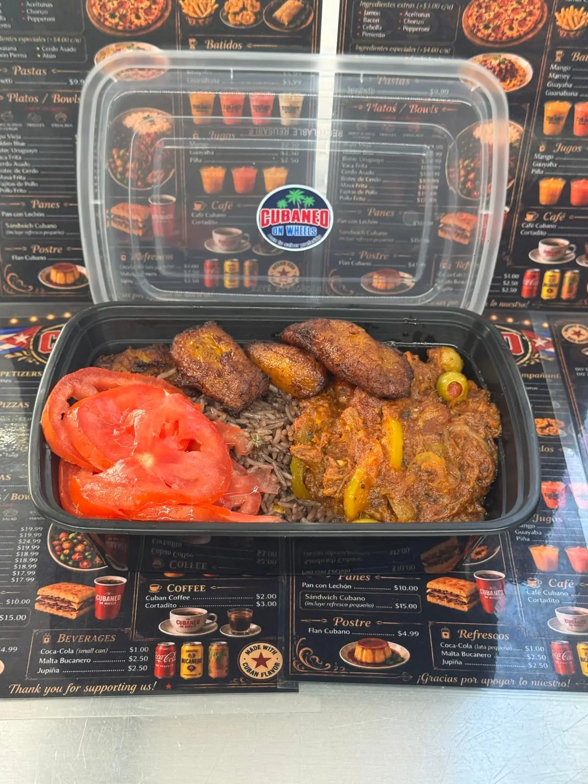 Ropa vieja con arroz blanco, frijoles negros y plátanos maduros