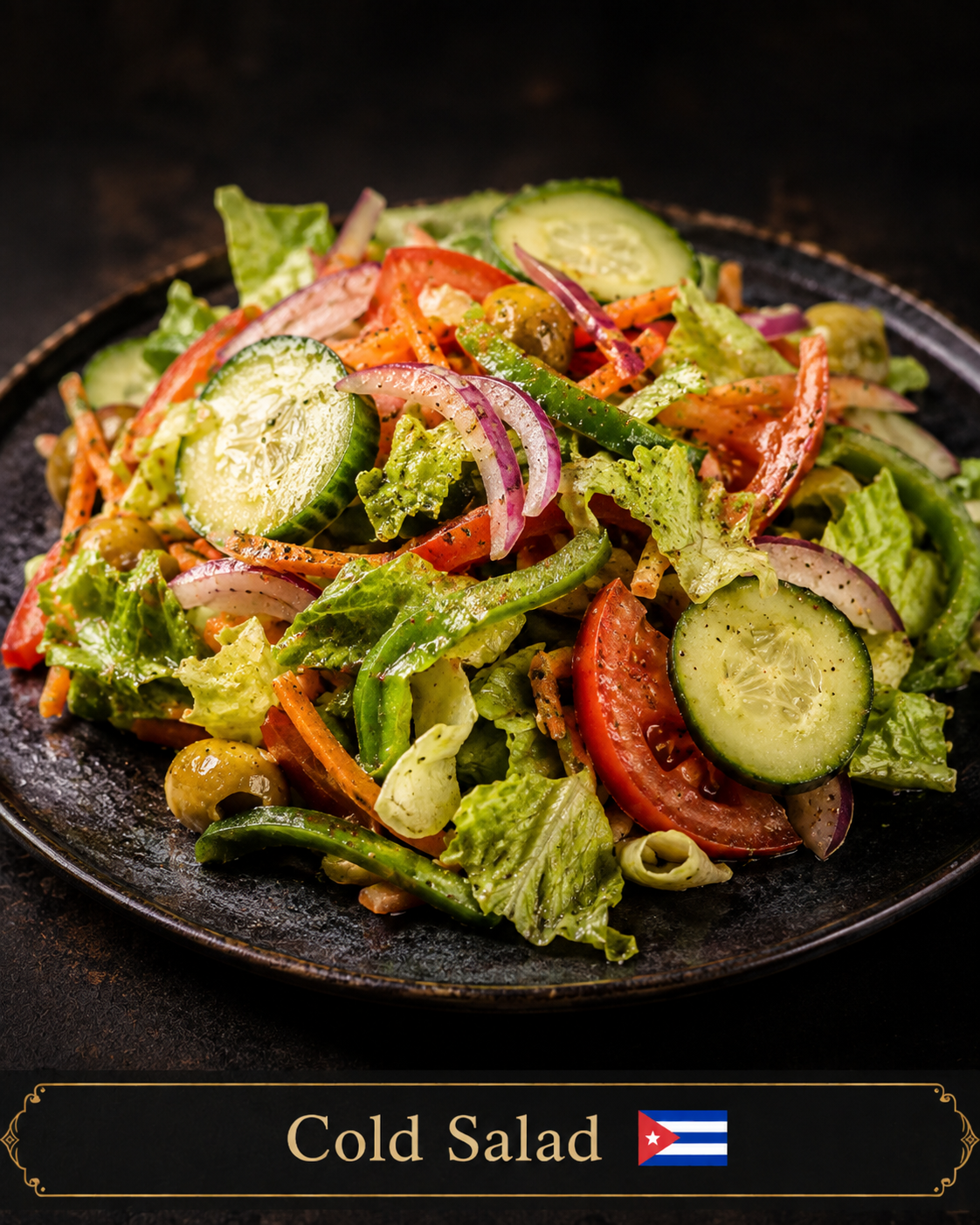 Ensalada fría con lechuga, tomate, pepino, cebolla y aceitunas